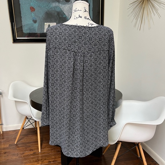 Chelsea and Theodore Top in Size Large. Vneck and long sleeves. - Picture 2 of 6